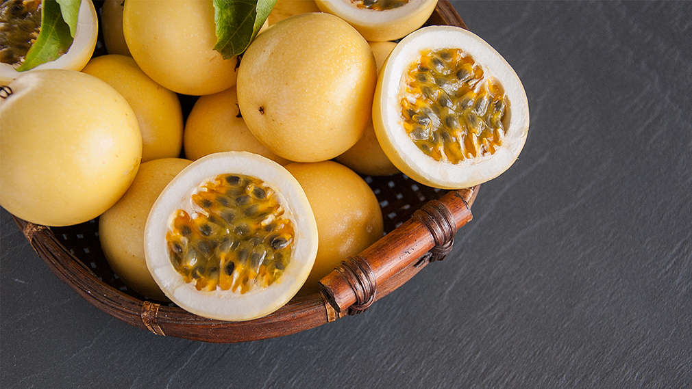 Ganze und aufgeschnittene Maracujafrüchte