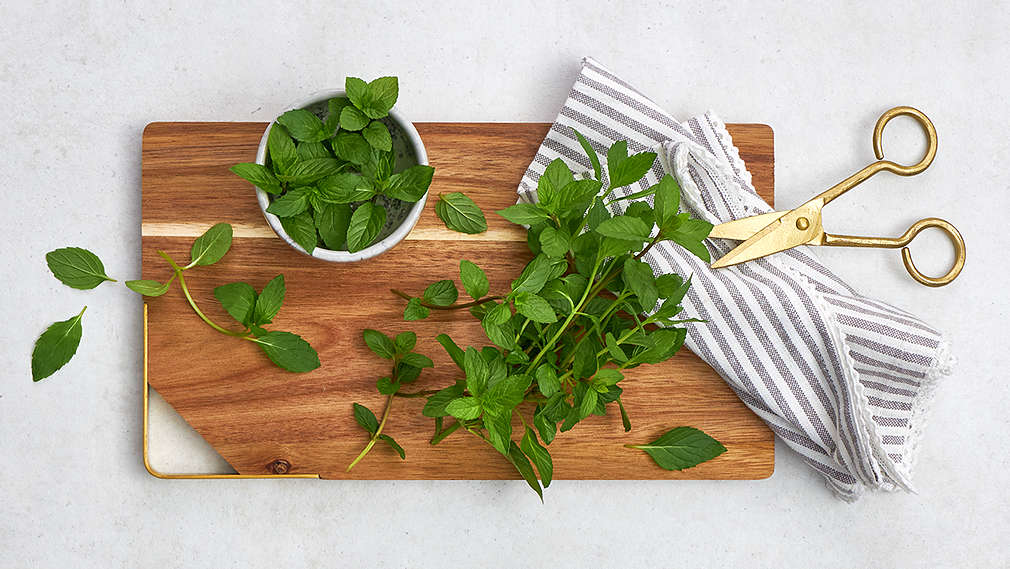 Minzezweige auf Schneidebrett