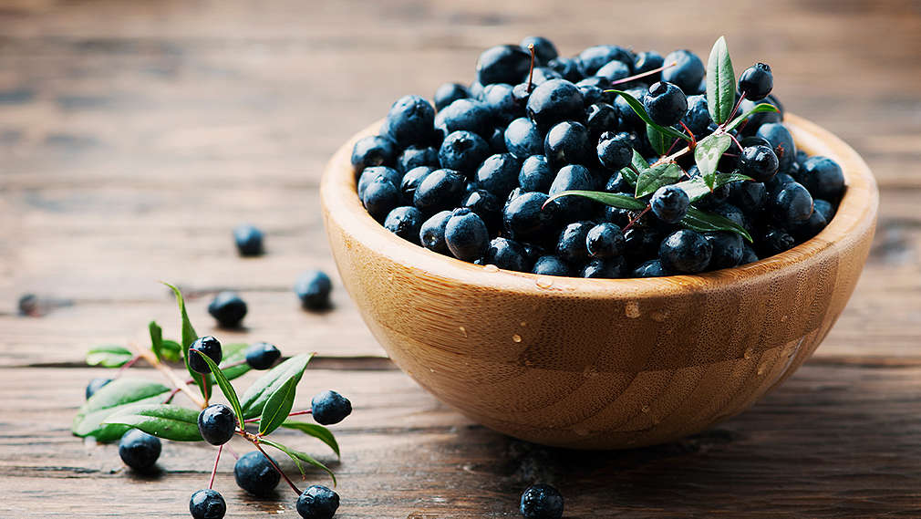 Myrte-Beeren in einer Schale auf einem Esstish