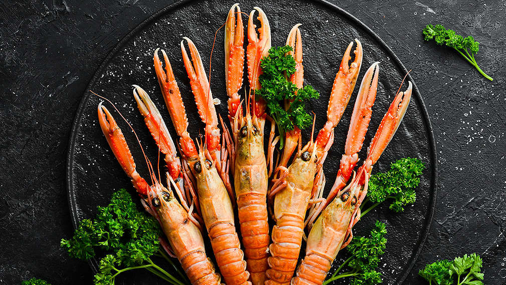 Abbildung von frischen Scampi auf einem dunkelgrauen Hintergrund