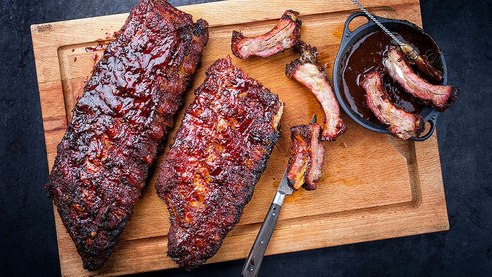 Spareribs auf einem Holzbrett