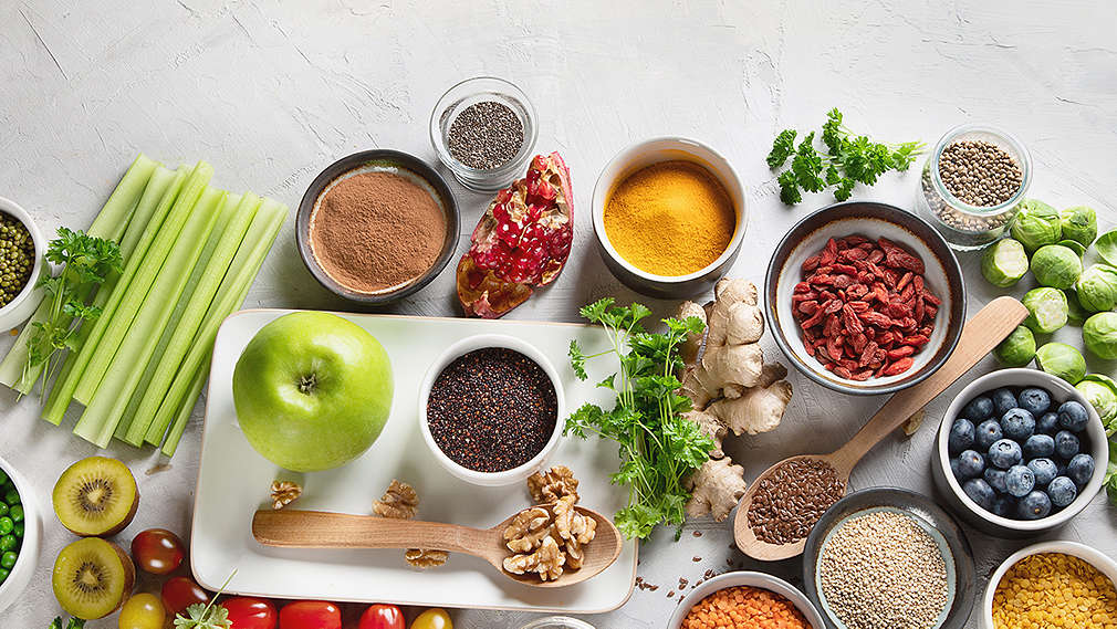 Verschiedenes Superfood liegt auf einem Tisch