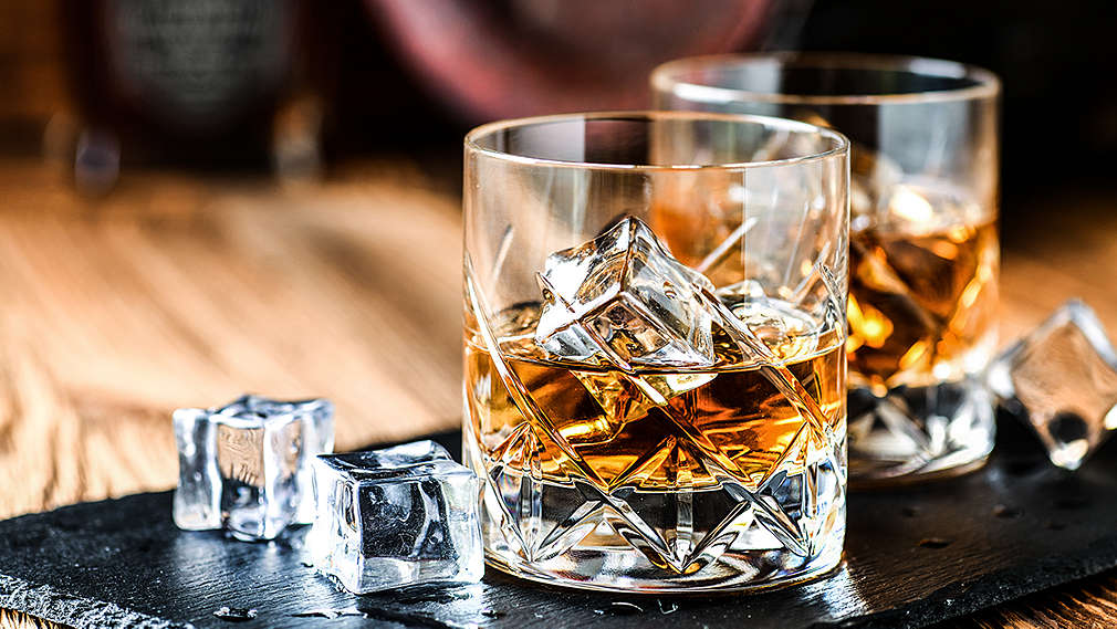 Zwei Gläser Whisky mit Eiswürfeln