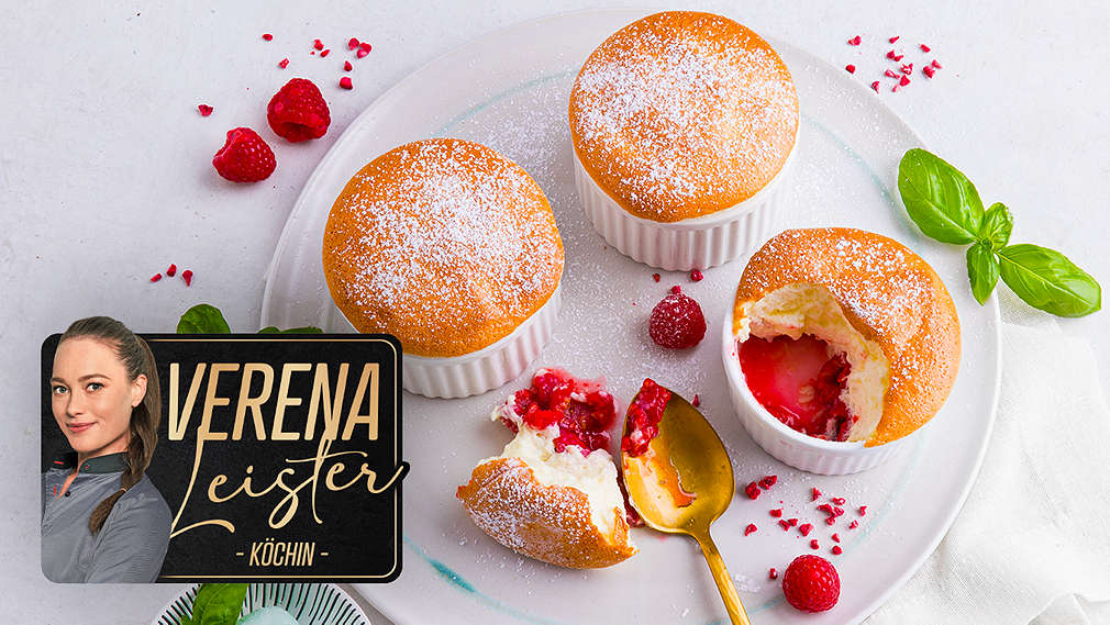 Beerensoufflé vom Grill mit Basilikummousse