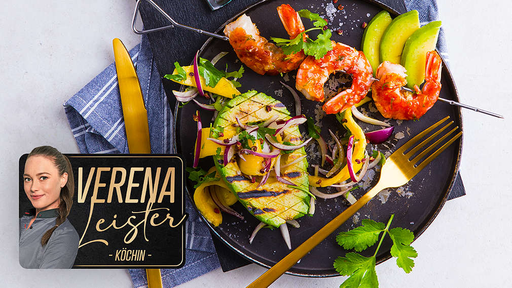 Gegrillte Teriyaki-Garnelen auf Avocado mit Mango-Salsa