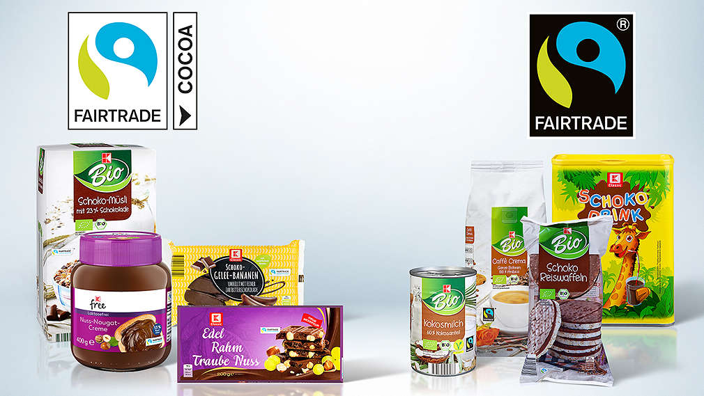 Verschiedene Eigenmarkenprodukte mit Fairtrade-Siegel; Logo von Fairtrade