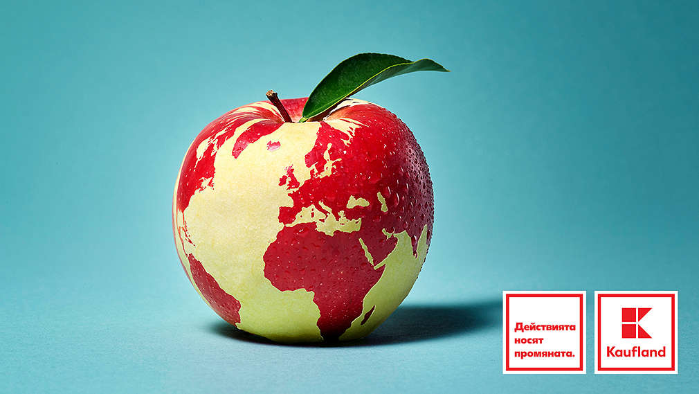 Изображение на ябълка като земното кълбо и логото на Kaufland