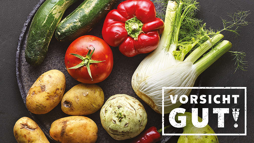 Gemüse auf einem Teller; Schriftzug: VORSICHT GUT!