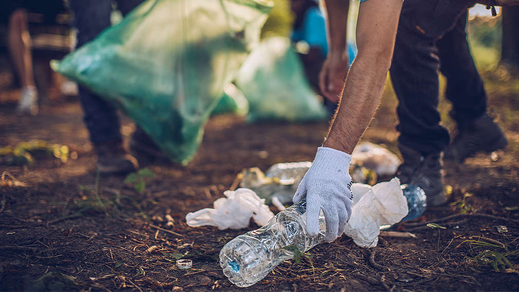 Plastik wird am Strand aufgehoben