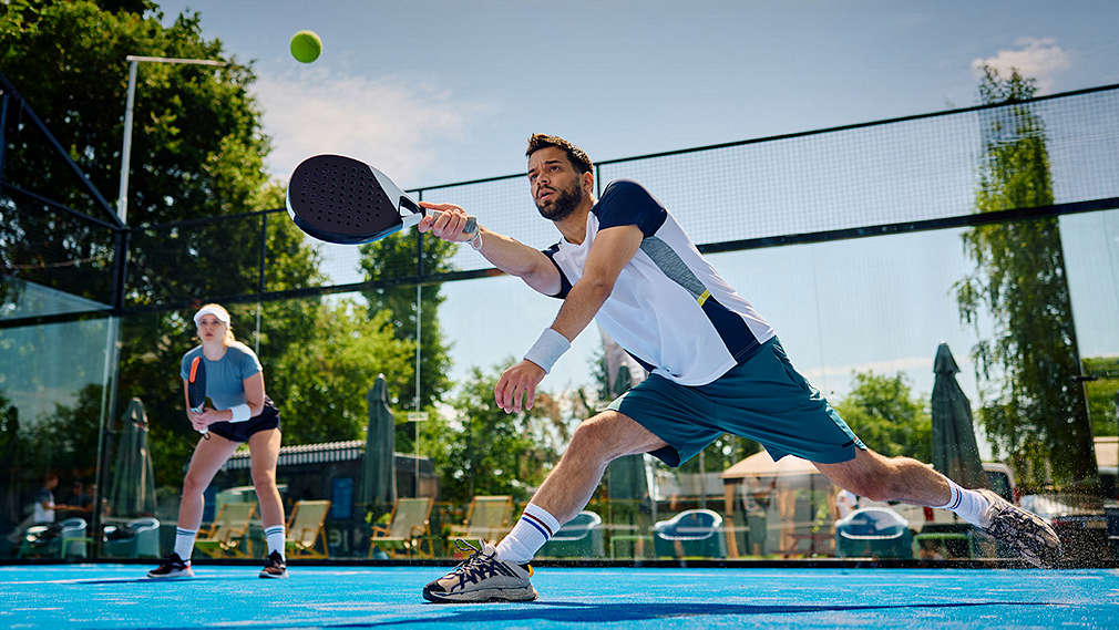hráč Padelu odpaluje míček
