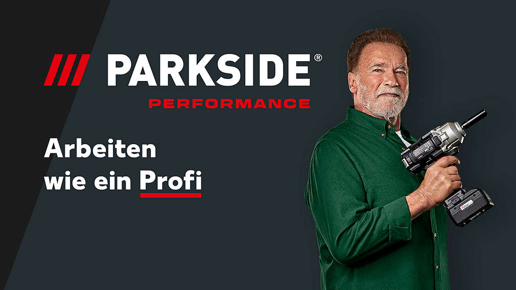Arnold Schwarzenegger mit einem Akku-Schrauber in der Hand, Logo: PARKSIDE PERFORMANCE; Schriftzug: Arbeiten wie ein Profi