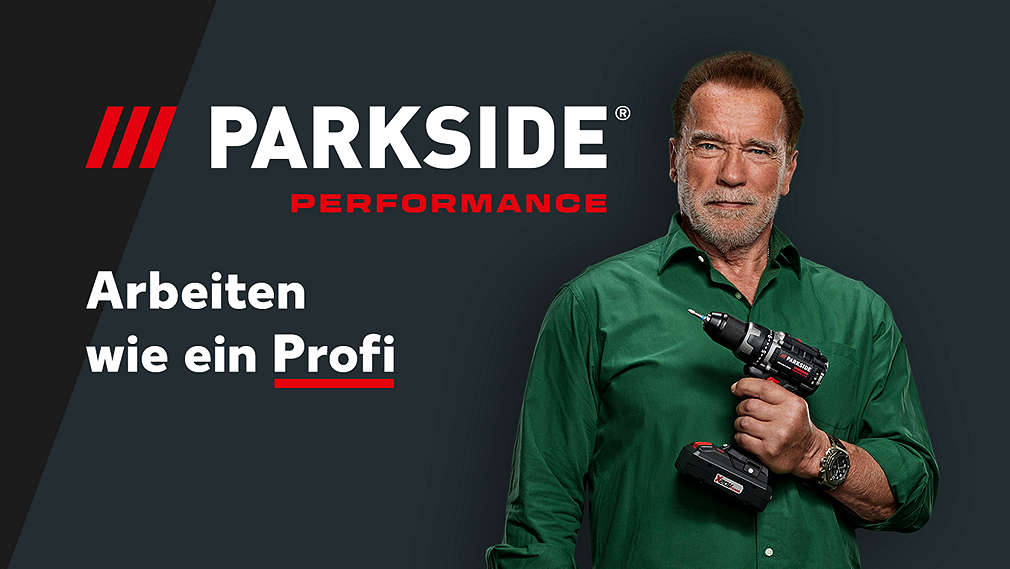 Arnold Schwarzenegger cu o suflantă de frunze pe umăr, sigla: PARKSIDE PERFORMANCE