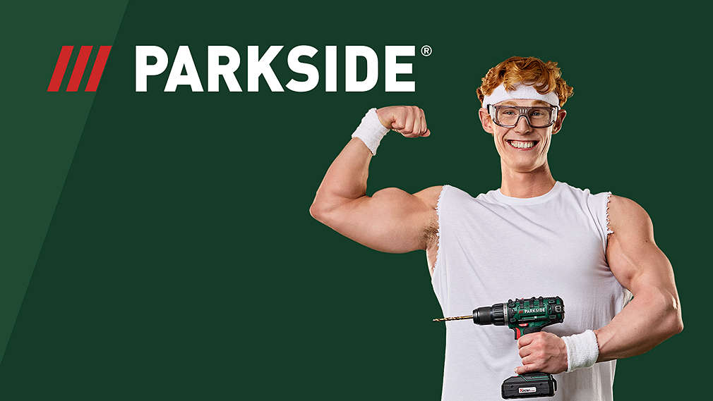 Logo: PARKSIDE; Mann in Freizeit-Sport-Bekleidung und muskulösem Oberkörper hat einen Akku-Schrauber von PARKSIDE in der Hand.