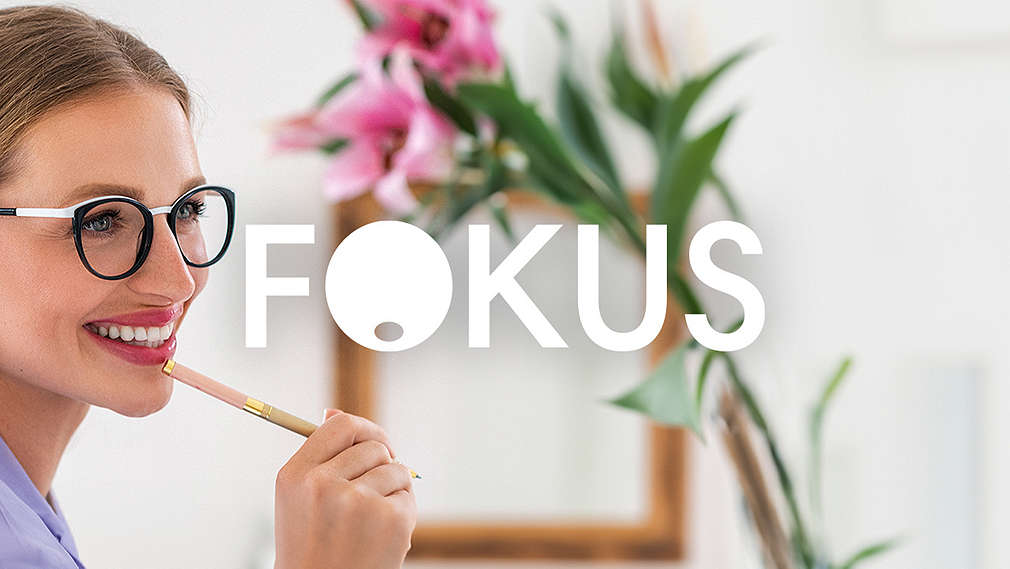 logo FOKUS optik, žena s novými brýlemi