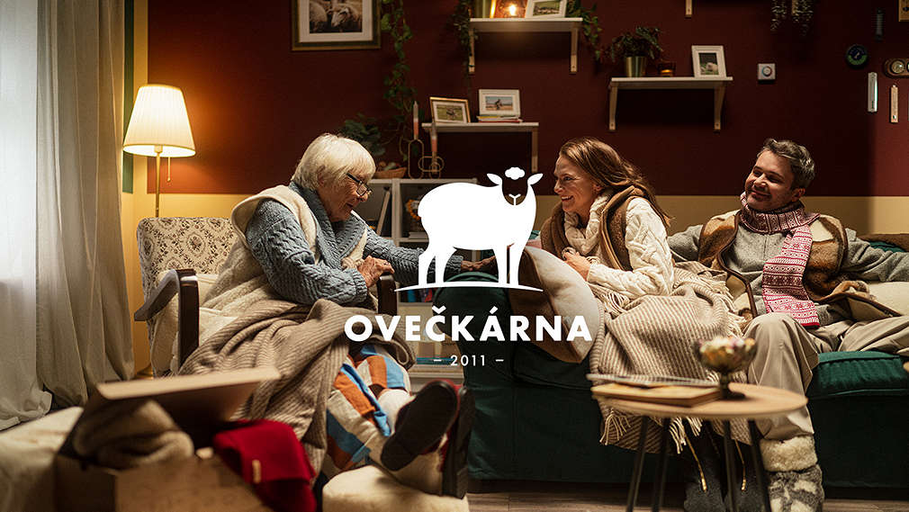 partner Kaufland Card Partner Ovečkárna: smějící se lidé v obýváku sedící v dekách