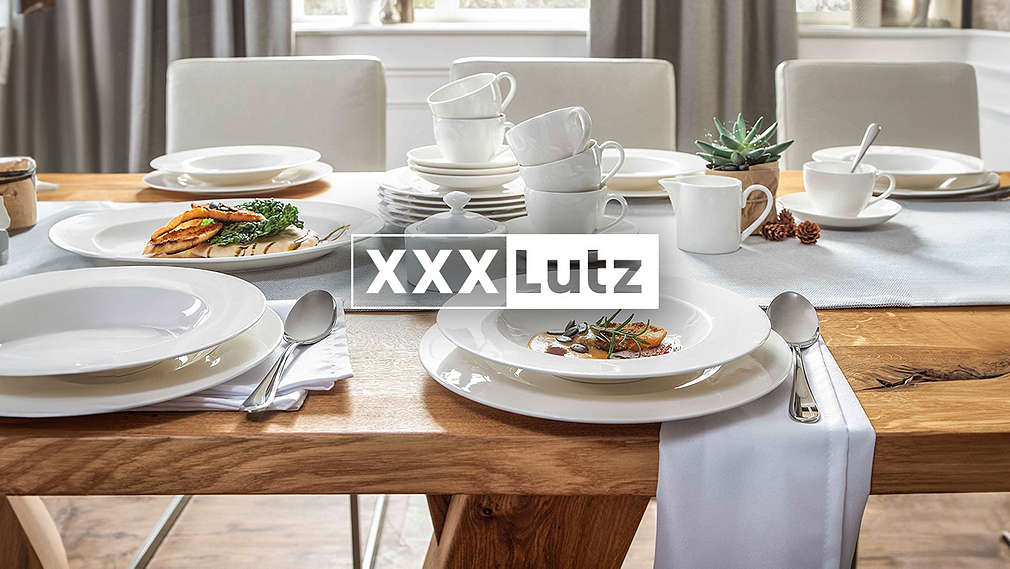 logo XXXLutz, prostřený stůl, talíře, hrnky, příbory