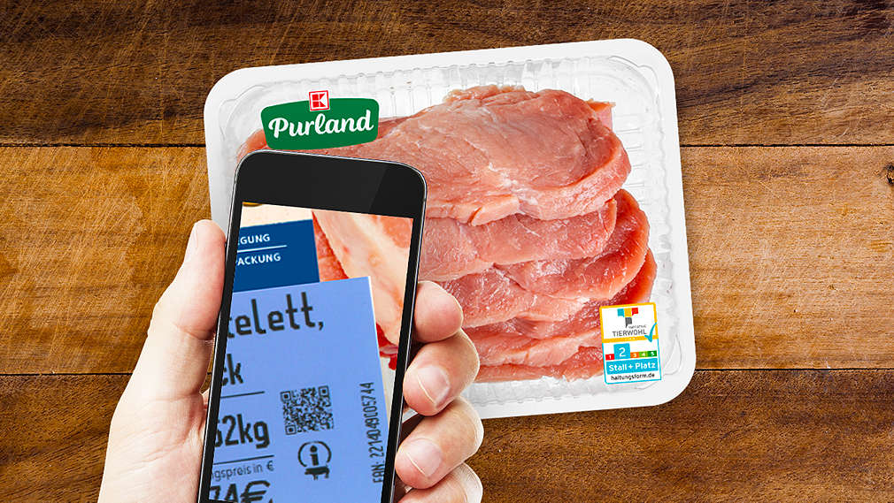 Mit einem Smartphone wird ein QR-Code zur Produktrückverfolgung auf einem K-PURLAND-Produkt gescannt