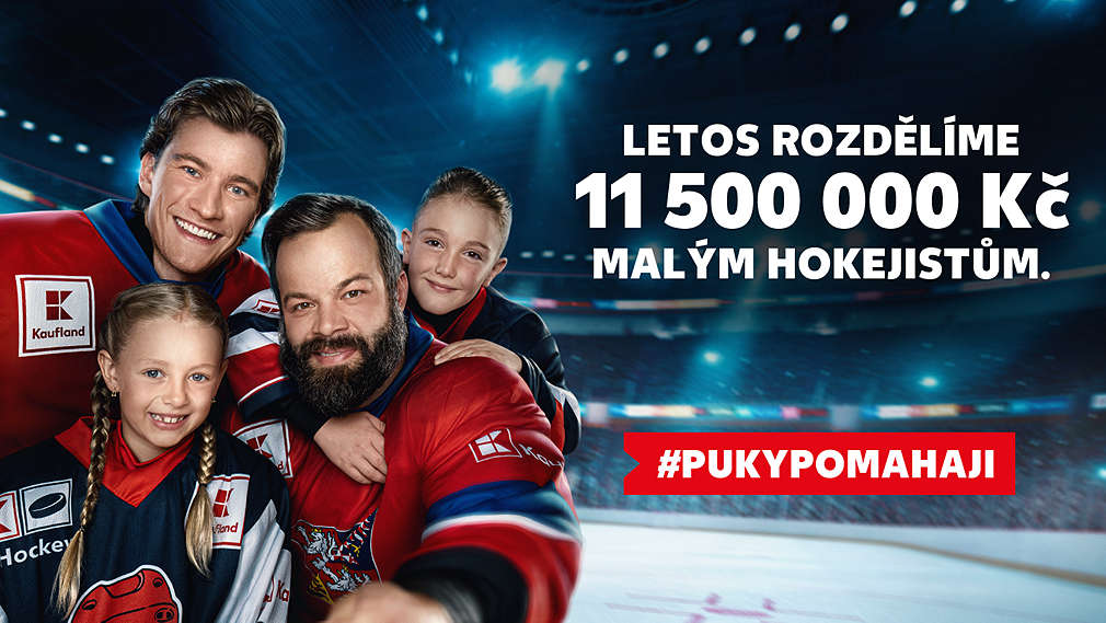 Radko Gudas a Lukáš Dostál s malým hokejistou a hokejistkou na ledě (text: Letos rozdělíme 11,5 milionu malým hokejistům.)
