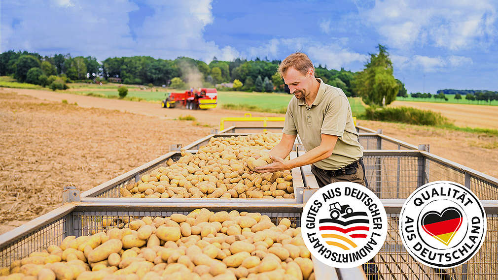 Landwirt erntet Kartoffeln; Schriftzug: Logos: Qualität aus Deutschland und Gutes aus deutscher Landwirtschaft