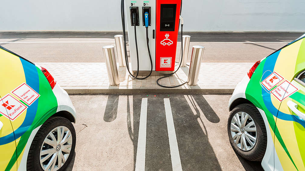 Stație de alimentare cu energie electrică verde la Kaufland