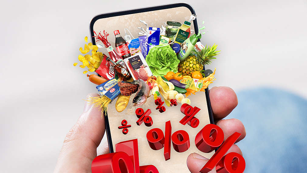 Hand mit Smartphone, aus dessen Display Prozentzeichen und verschiedene Produkte ragen