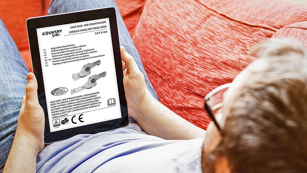 Mann liest Bedienungsanleitung zu Countryside® auf Tablet