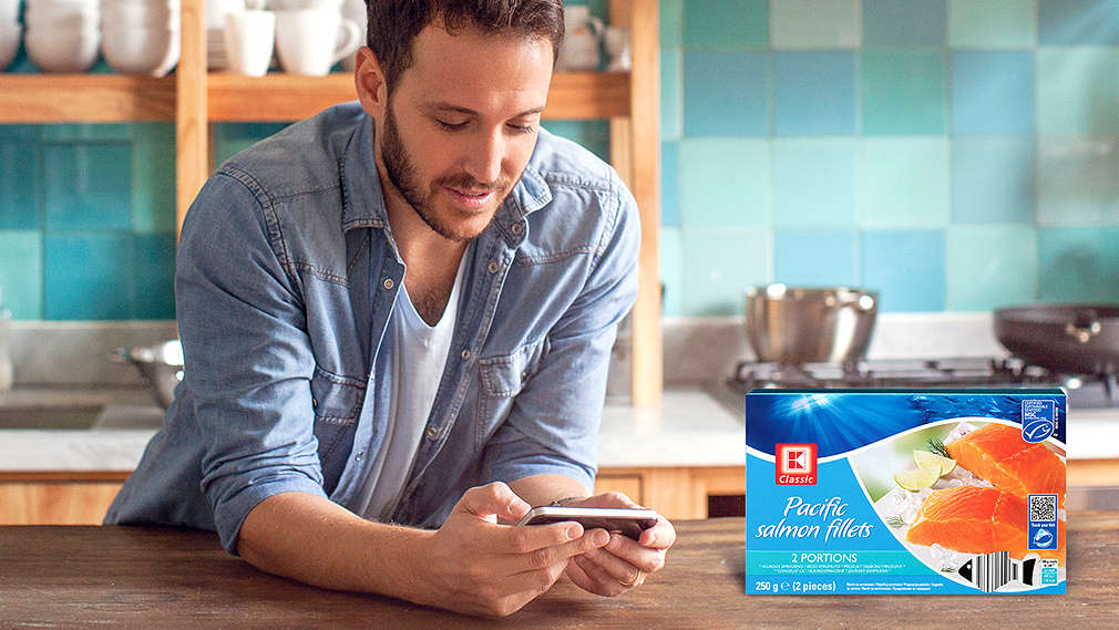 Muž v kuchyni využíva možnosť vysledovať produkt K-Classic