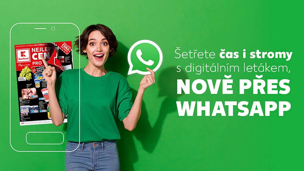 Kaufland leták, žena v zeleném tričku, WhatsApp, leták v mobilu