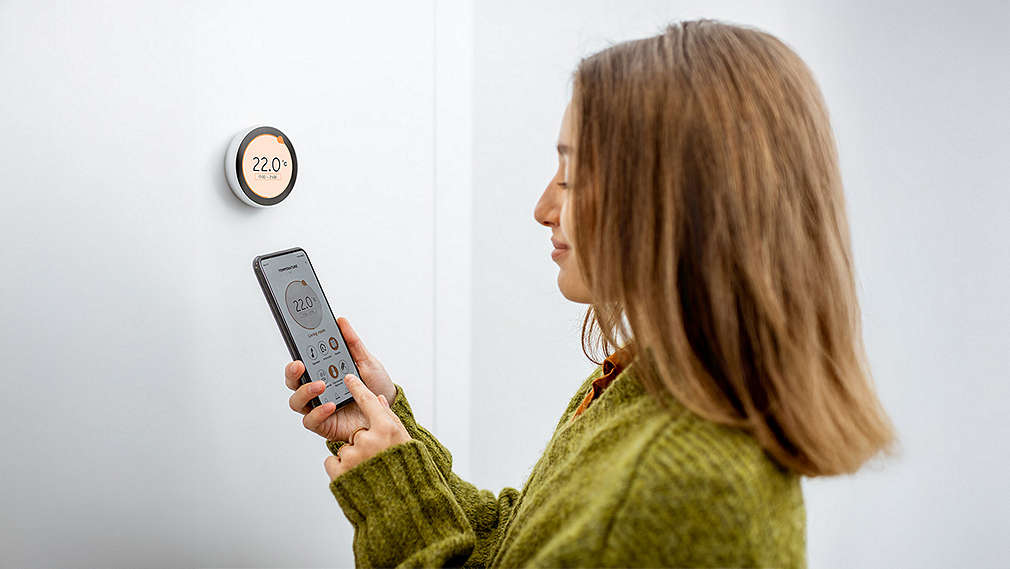 Изображение на жена с дистанционно