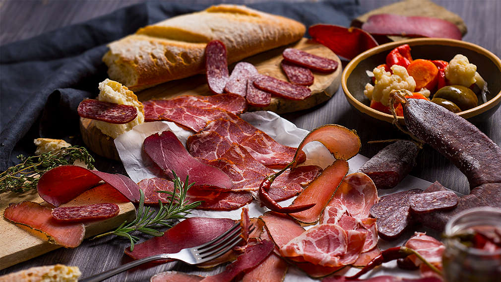 Изображение на различни месни деликатеси