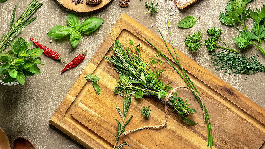 Изображение на различни видове свежи подправки