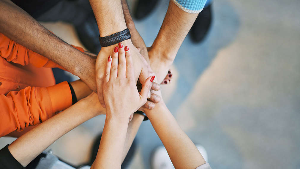 Fotografia rúk rôznych ľudí