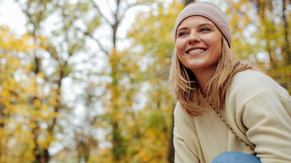 Изображение на млада усмихната жена