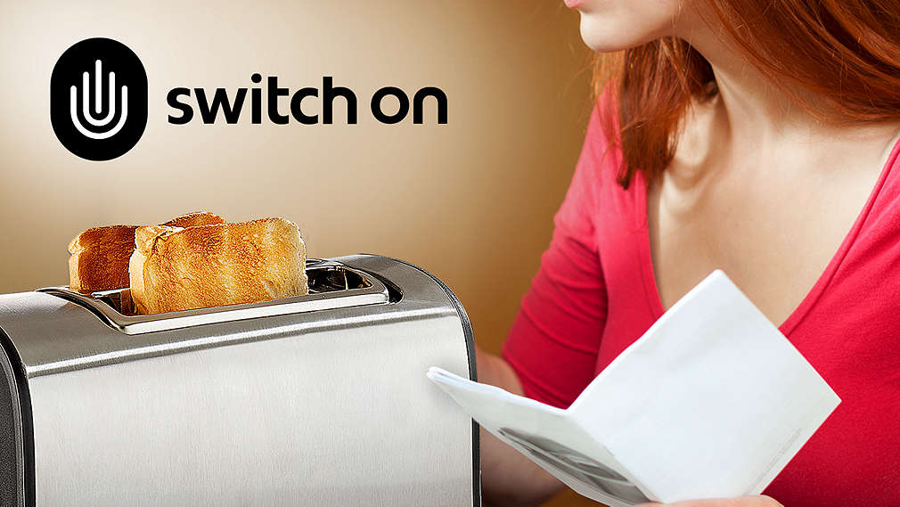 Žena studuje návod k toustovači