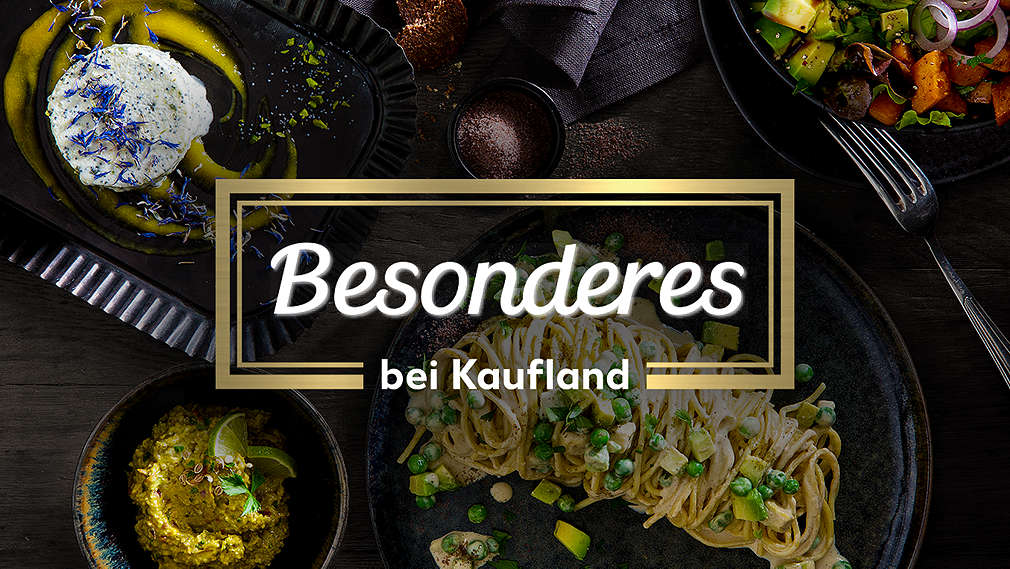 Schriftzug: Besonderes bei Kaufland; dunkler Hintergrund mit Lebensmitteln im Top-Shot