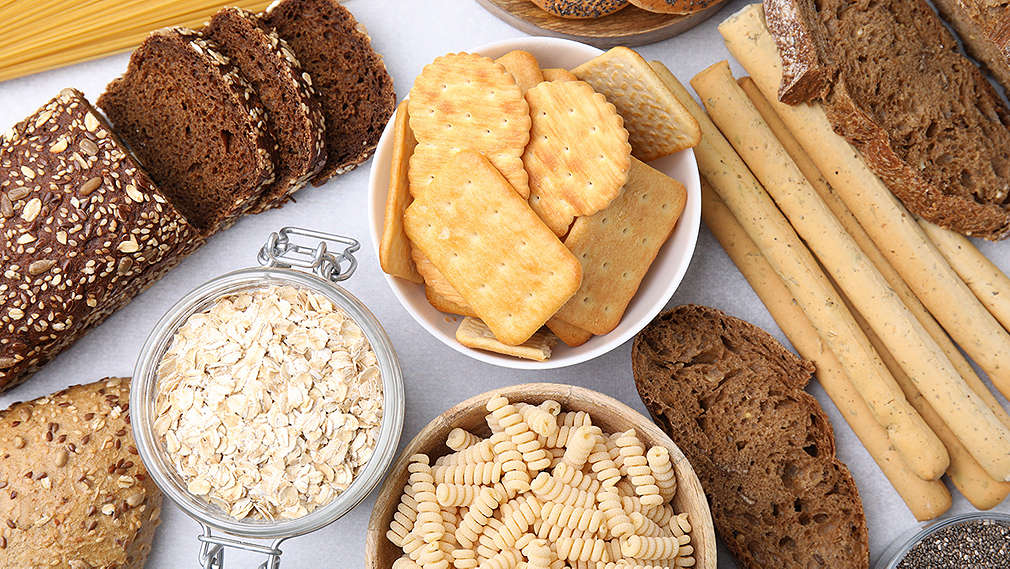 Verschiedene glutenfreie Artikel wie Backwaren, Nudeln und Haferflocken