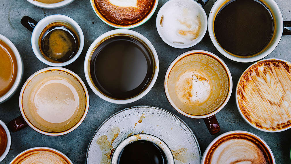 Verschiedene Kaffeespezialitäten von oben fotografiert