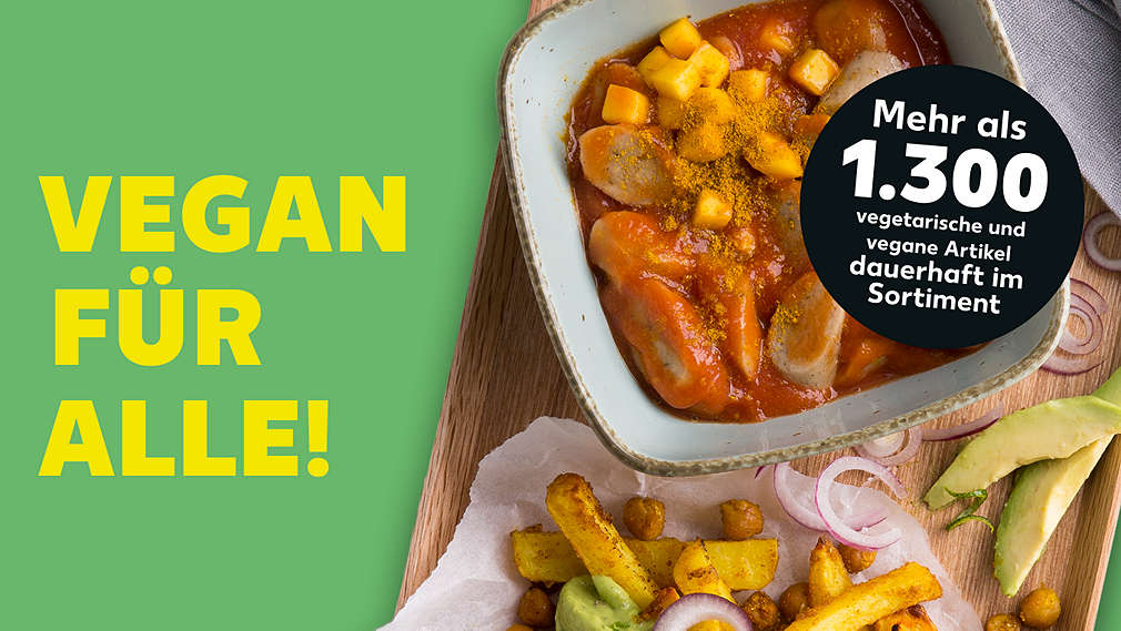 Vegan für alle! Vegane Currywurst mit Loaded Fries und Avocado. Störer: Mehr als 1.300 vegetarische und vegane Artikel dauerhaft im Sortiment