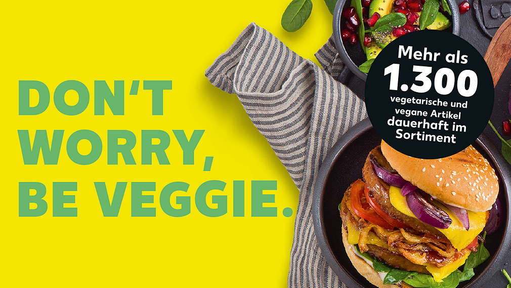 Don't worry, be veggie. Vegetarischer Burger auf einem Teller. Störer: Mehr als 1.300 vegetarische und vegane Artikel dauerhaft im Sortiment