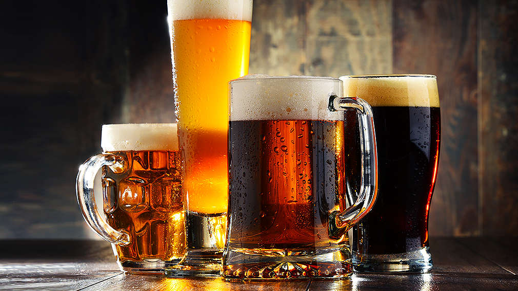 Verschiedene Gläser mit Bier gefüllt