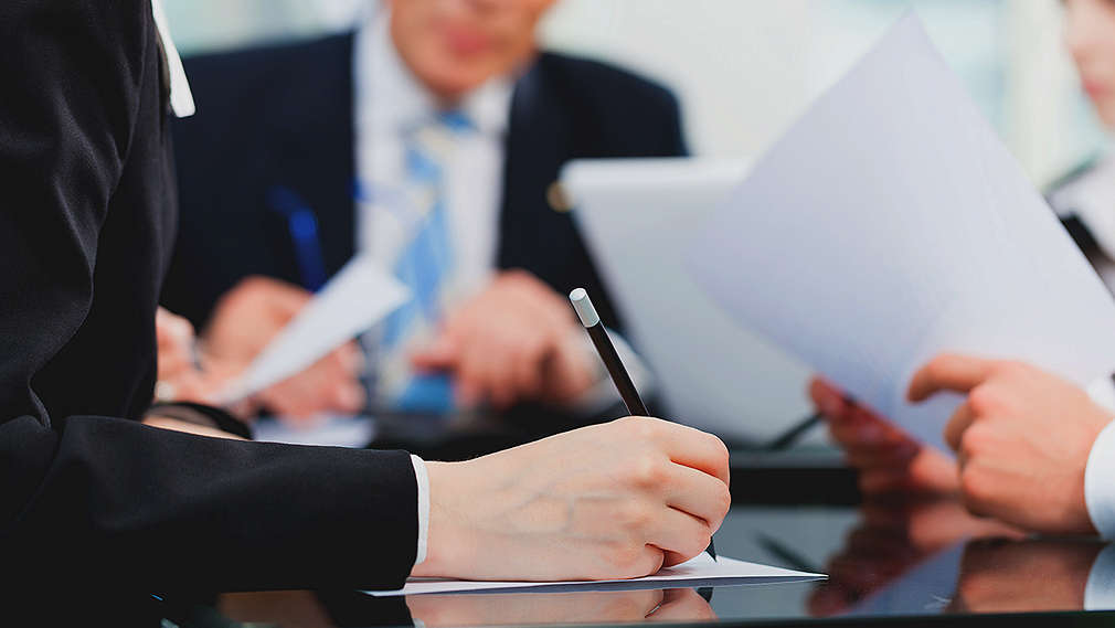 Kaufland-Mitarbeiter an einem Konferenztisch