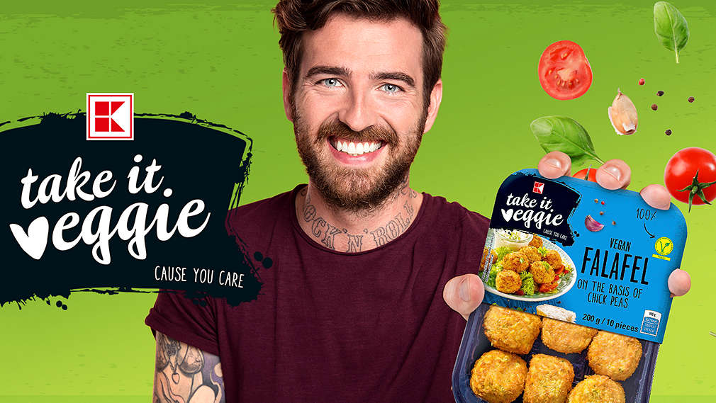 Mladý muž drží K-take it veggie falafel