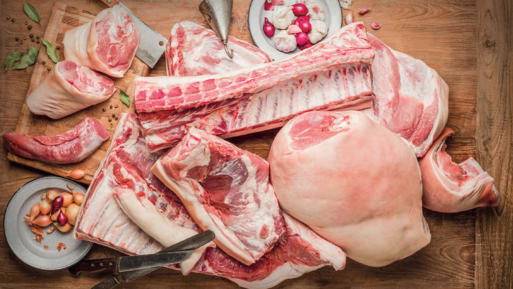 naporcováná půlka prasete - vepřové hody v Kauflandu;