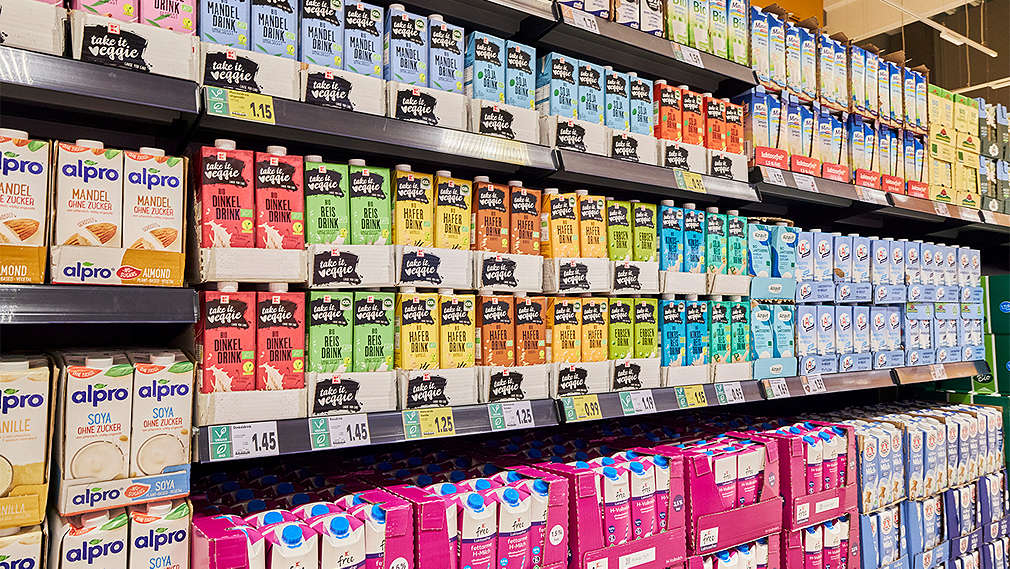 Regal mit verschiedenen Kaufland Produkten