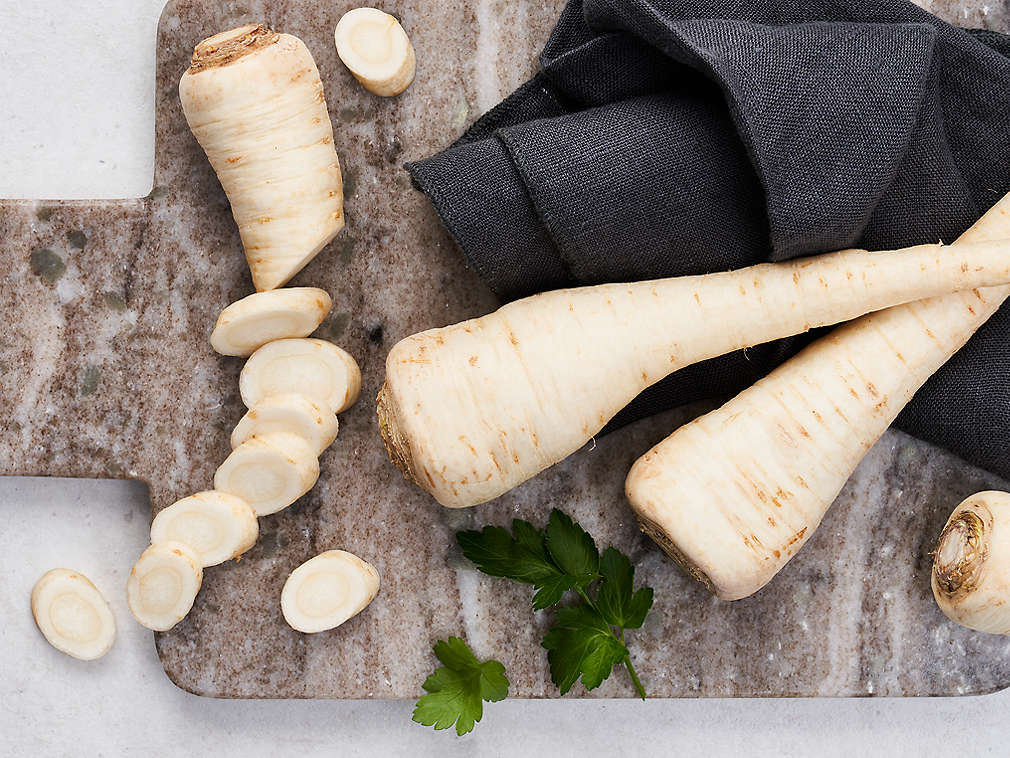 Čerstvý kořen petržele v detailním pohledu