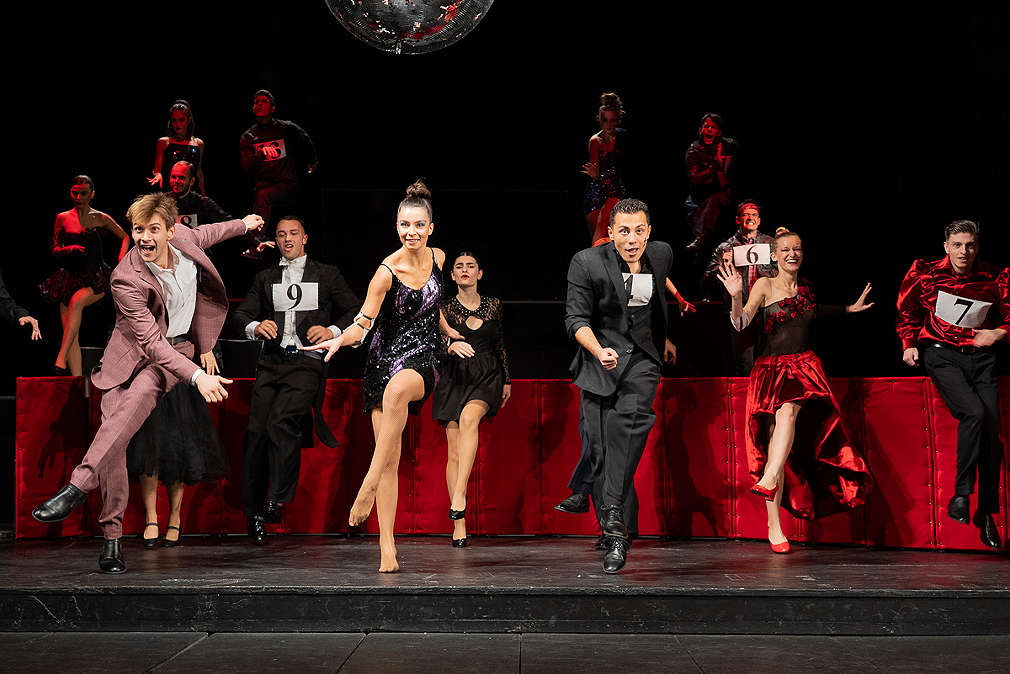 Спечели 1 от 5 двойни билета за „Уморените коне ги убиват, нали?“