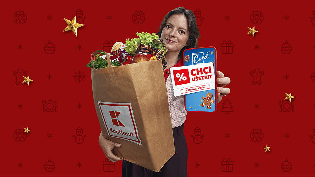 Žena drží tašku s nákupem z Kauflandu a mobilní telefon s aplikací