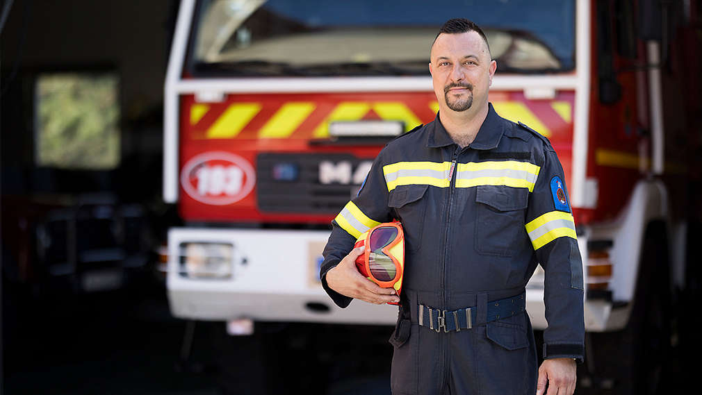 Vatrogasac Vedran u Sušku u vatrogasnoj opremi