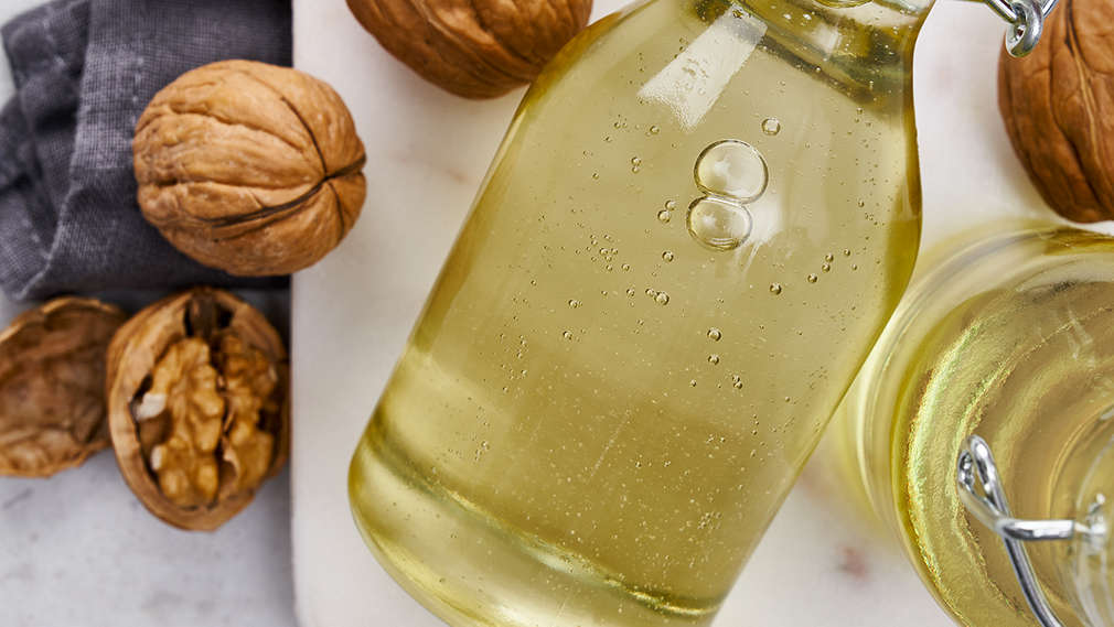 Zdjęcie oleju z orzechów włoskich