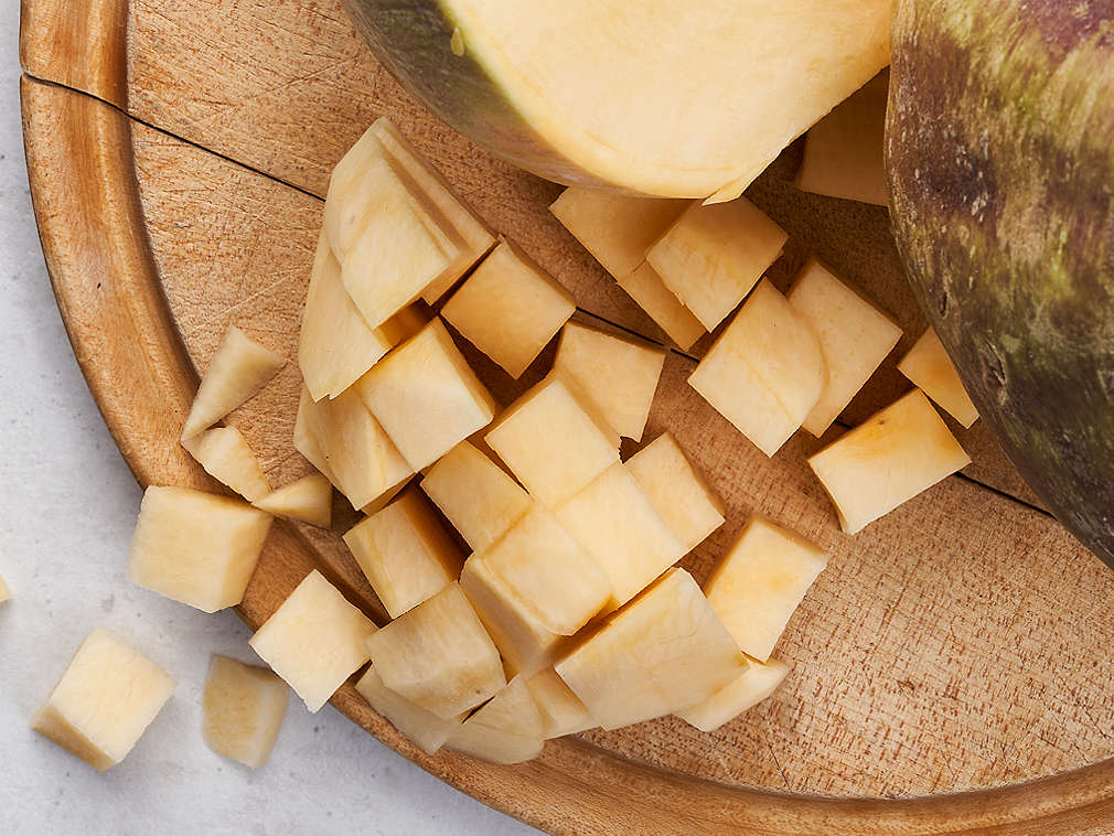 Napi suedezi tăiați pe un tocător din lemn